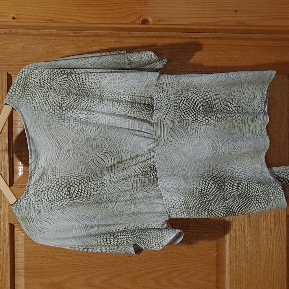 Jennifer Lopez Green Drape Neck Snake Print Wrap Tie Front Top - Picture 5 of 7